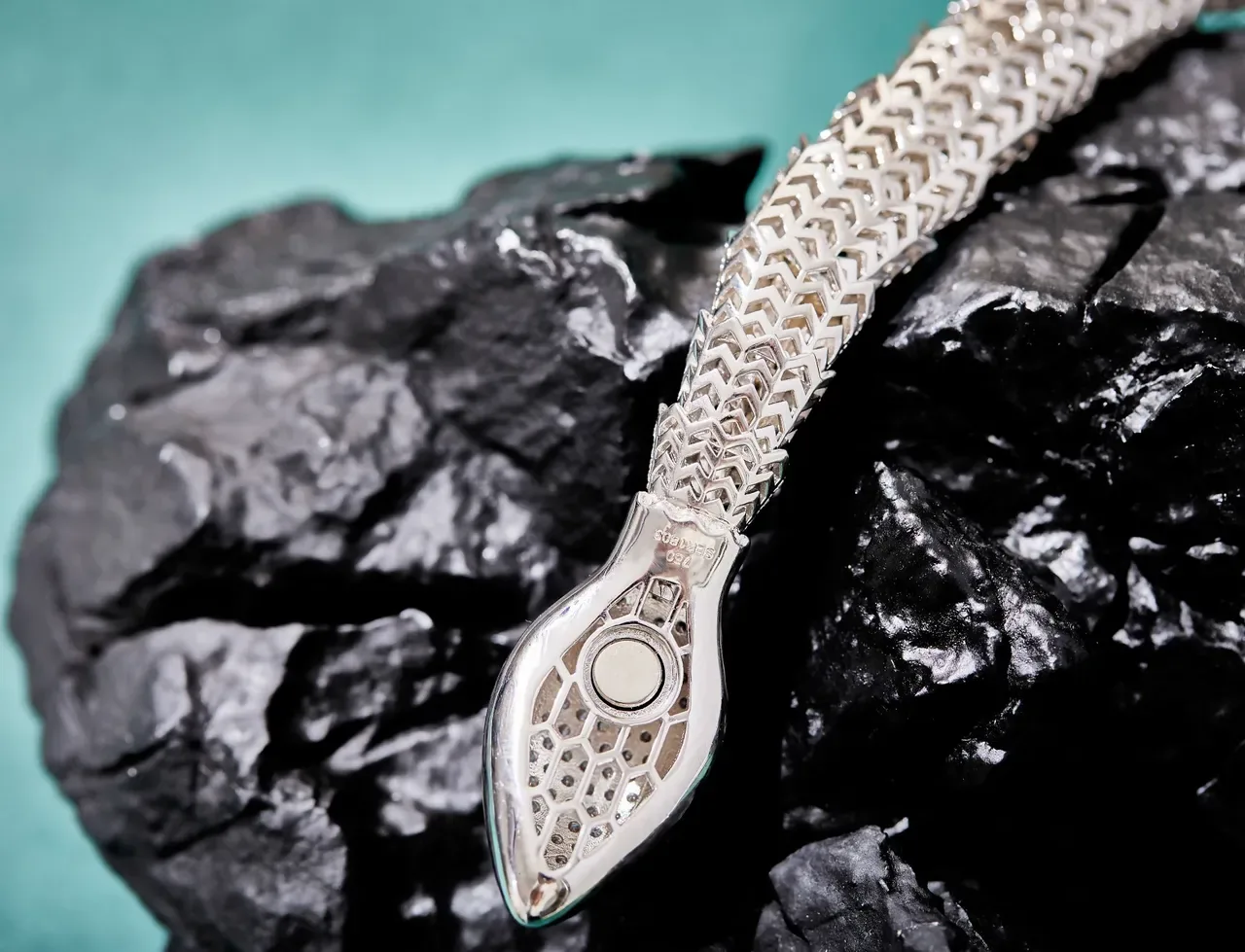 Bvlgari Serpenti উচ্চ জুয়েলারি ইমারল্ড এবং ডায়মন্ড সাপ হার 4