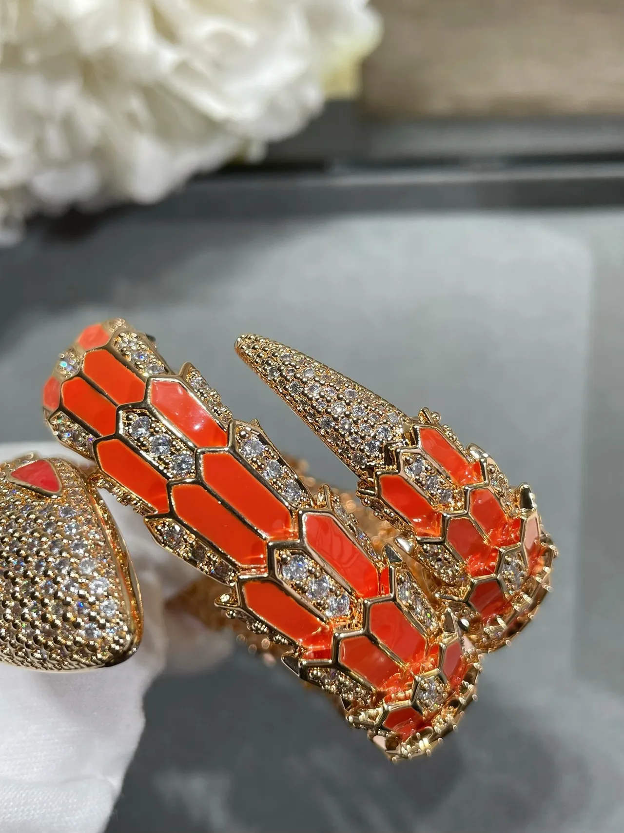 Bvlgari Serpenti কমলা এনামেল এবং পাভে ডায়মন্ড কুঁচকানো সাপ ব্রেসলেট 4