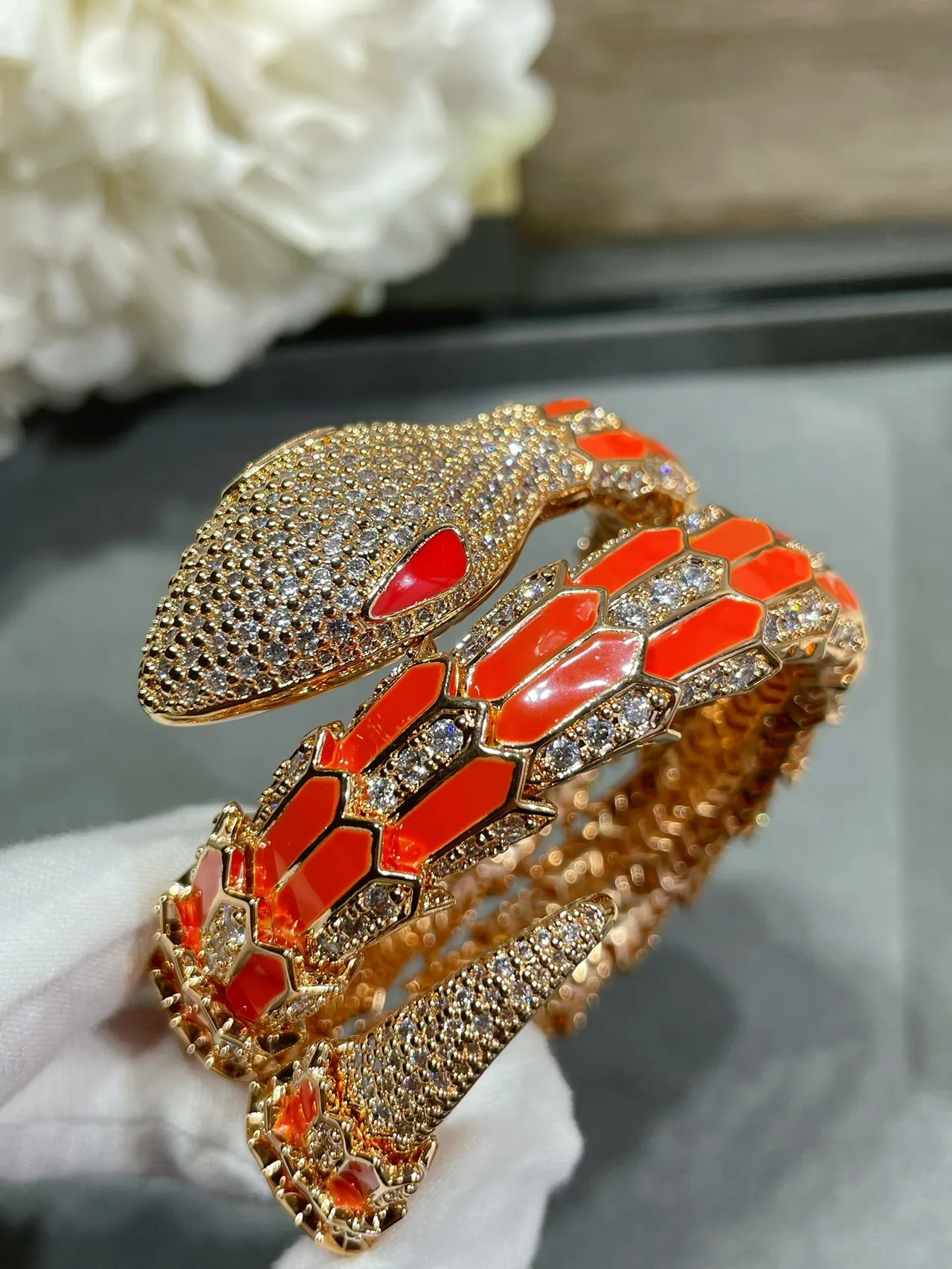 Bvlgari Serpenti কমলা এনামেল এবং পাভে ডায়মন্ড কুঁচকানো সাপ ব্রেসলেট 7