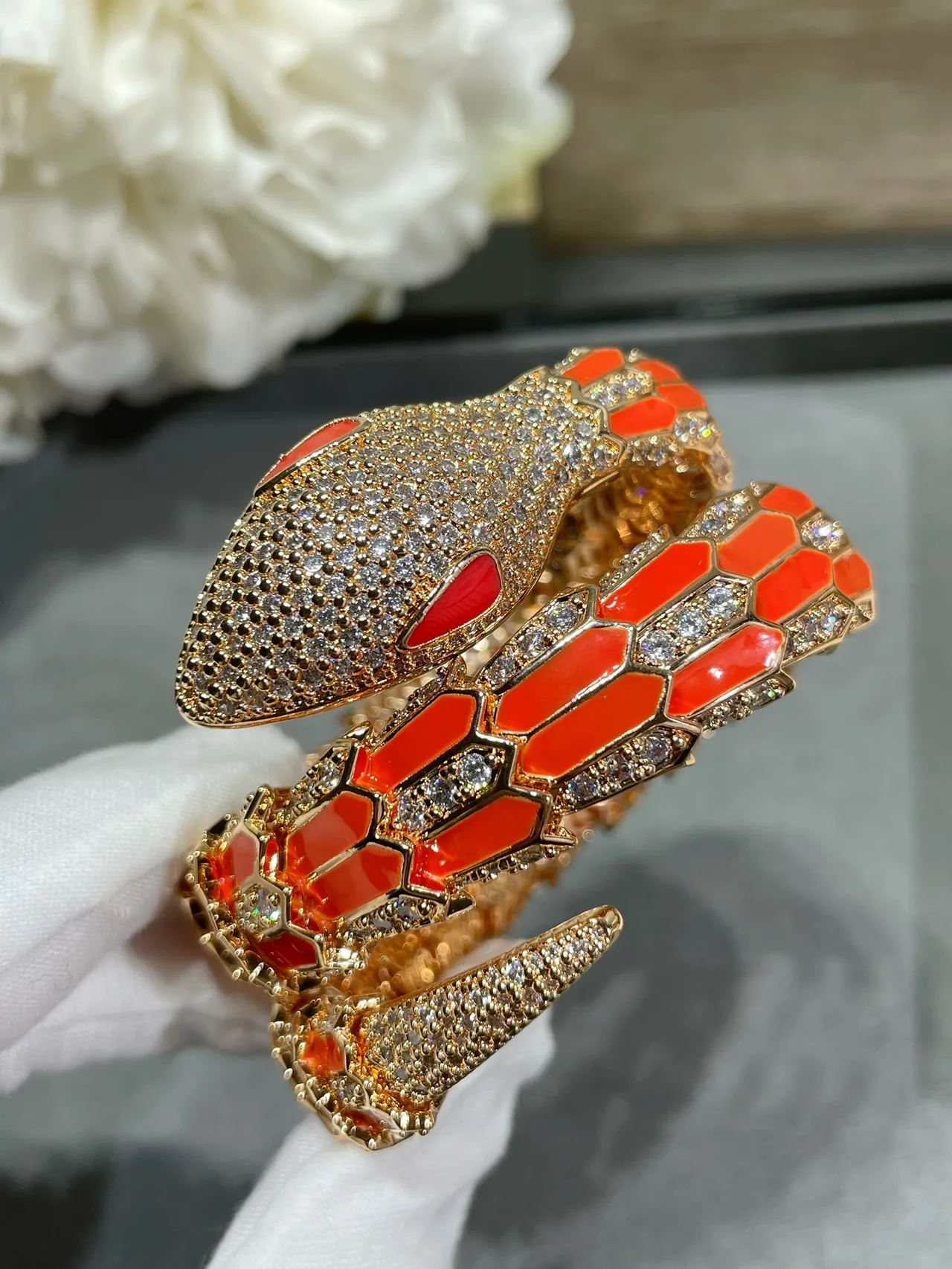 Bvlgari Serpenti কমলা এনামেল এবং পাভে ডায়মন্ড কুঁচকানো সাপ ব্রেসলেট 8