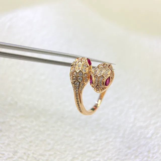 Bvlgari Serpenti चाँदी सोना बेला हुआ सांप का मोटिफ पेवे-सेट डायमंड अंगूठी 4