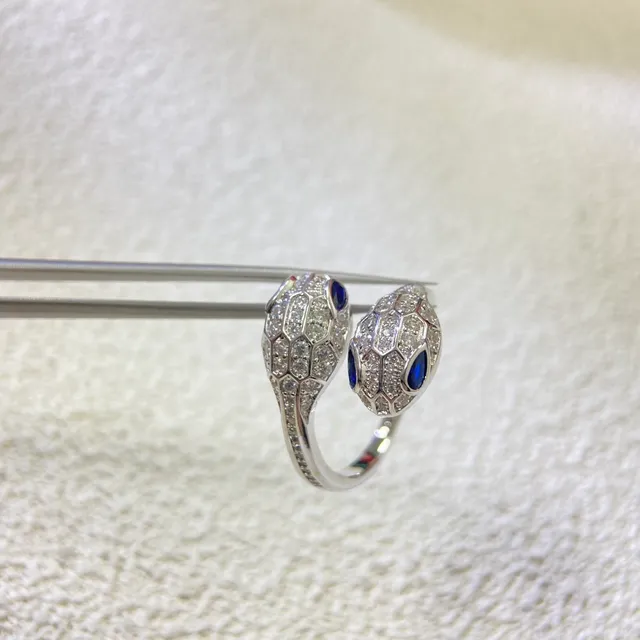 Bvlgari Serpenti चाँदी सोना बेला हुआ सांप का मोटिफ पेवे-सेट डायमंड अंगूठी 5