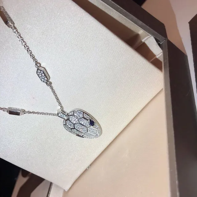 Bvlgari Serpenti Viper Pavé 钻石蛇头项链 6