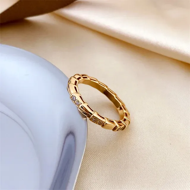 Bvlgari Tubogas خاتم ذهبي مادر أوف بيرل وأحجار بانيه 3