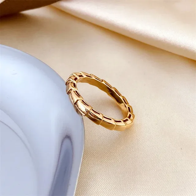 Bvlgari Tubogas خاتم ذهبي مادر أوف بيرل وأحجار بانيه 5