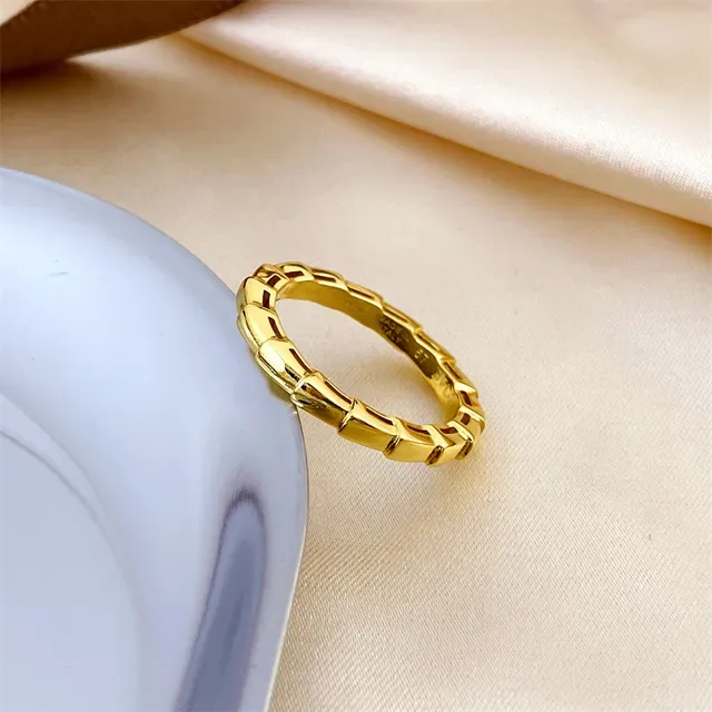 Bvlgari Tubogas خاتم ذهبي مادر أوف بيرل وأحجار بانيه 6