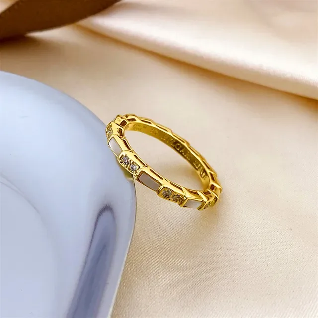 Bvlgari Tubogas خاتم ذهبي مادر أوف بيرل وأحجار بانيه 9