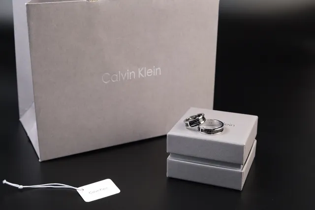 Calvin Klein খোদাই করা রূপালি-টোন এবং কালো ইনলে রিংস 2