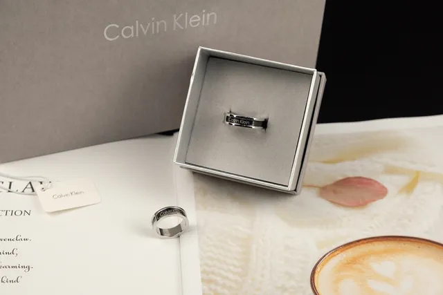 Calvin Klein খোদাই করা রূপালি-টোন এবং কালো ইনলে রিংস 3