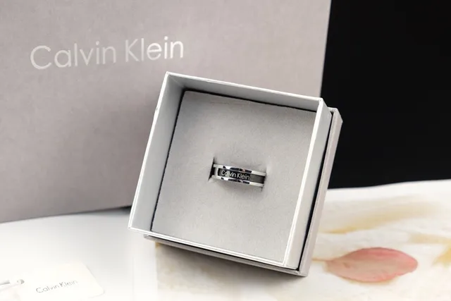 Calvin Klein খোদাই করা রূপালি-টোন এবং কালো ইনলে রিংস 4