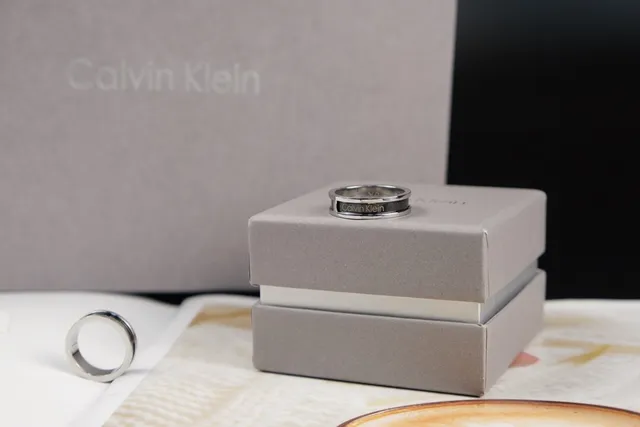 Calvin Klein খোদাই করা রূপালি-টোন এবং কালো ইনলে রিংস 5