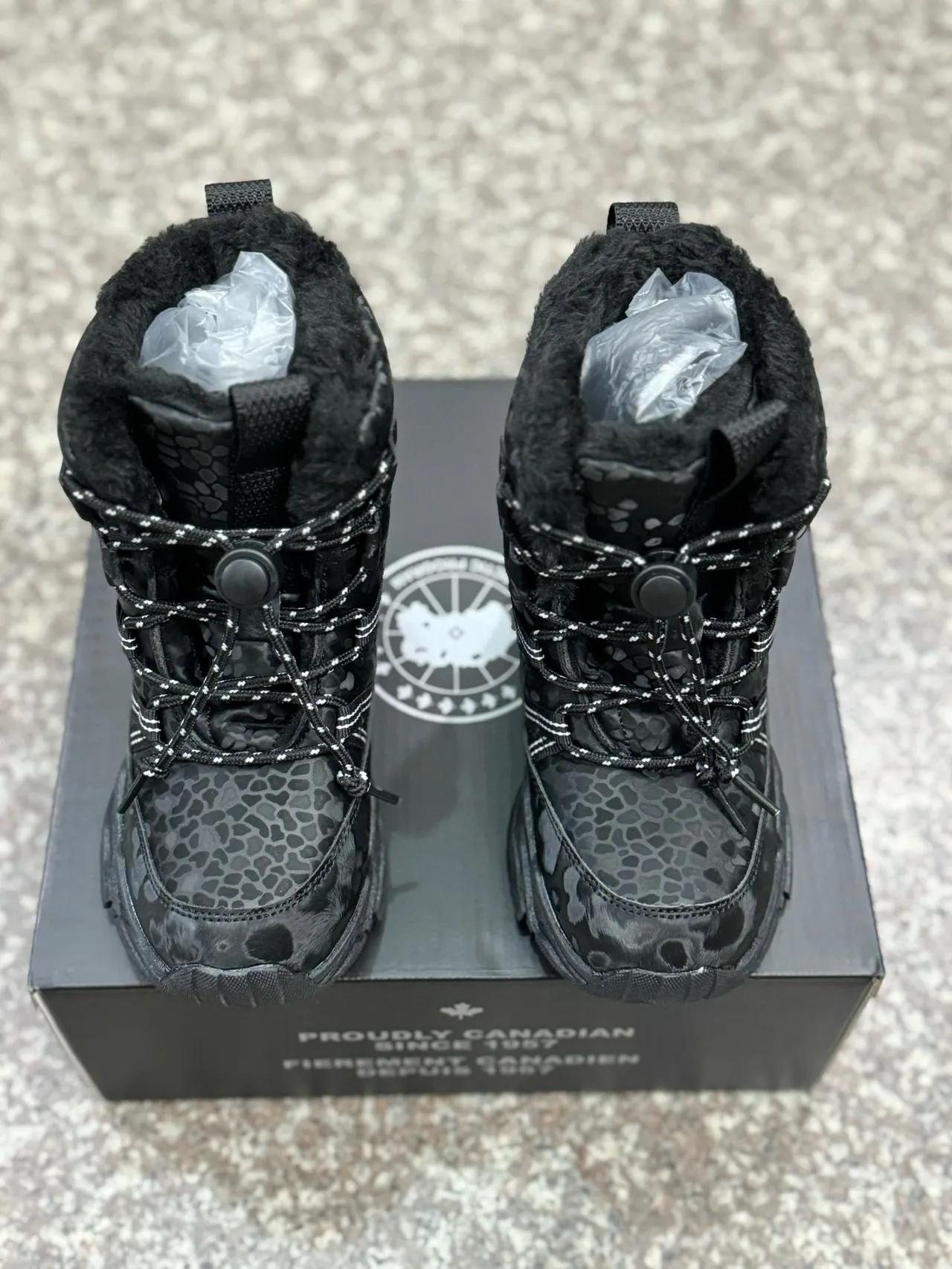 Canada Goose Arctic Program लियोपर्ड प्रिंट काला बच्चों की स्नो बूट्स 7