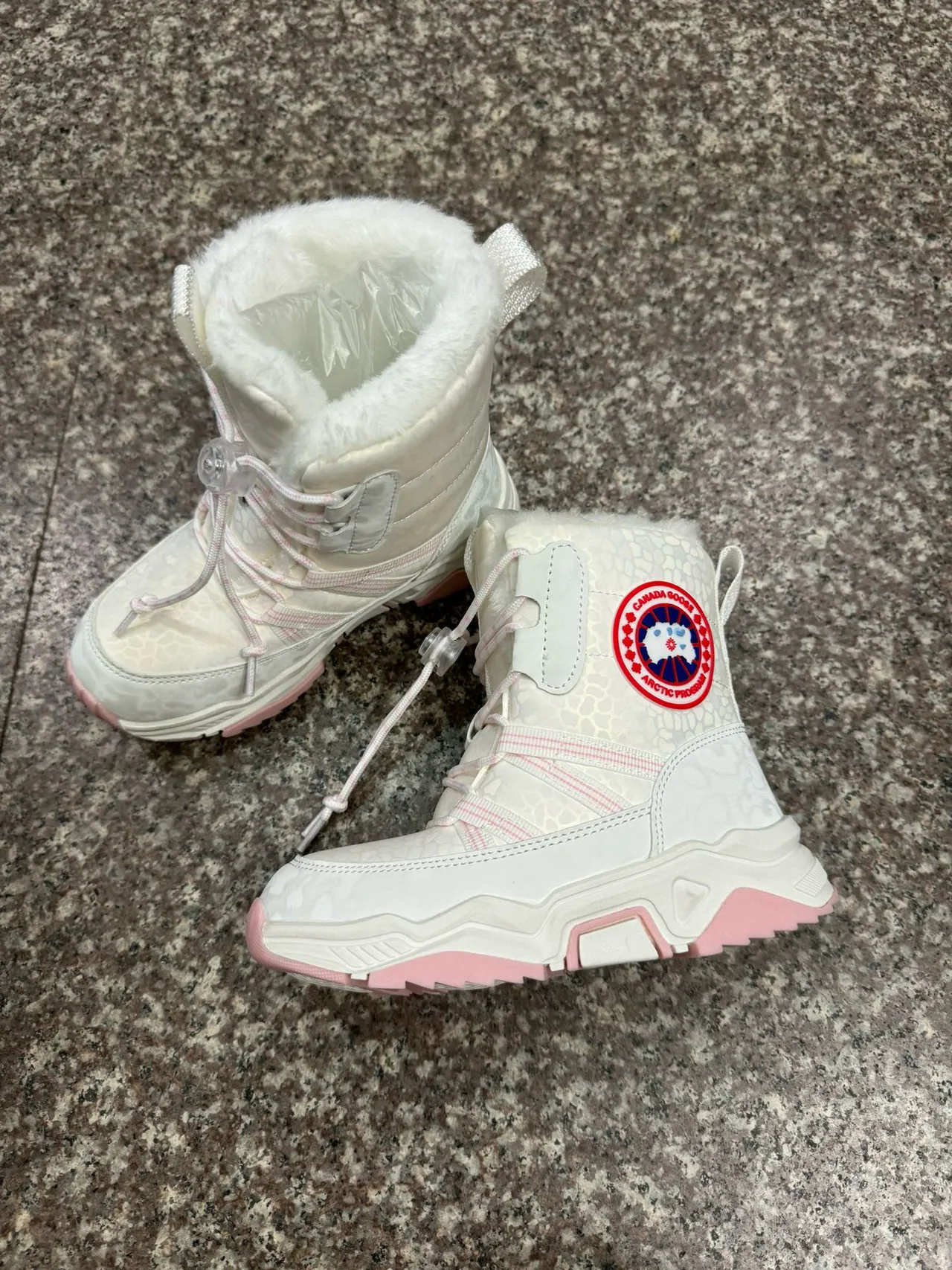 Canada Goose Arctic Program लियोपर्ड प्रिंट काला बच्चों की स्नो बूट्स 17