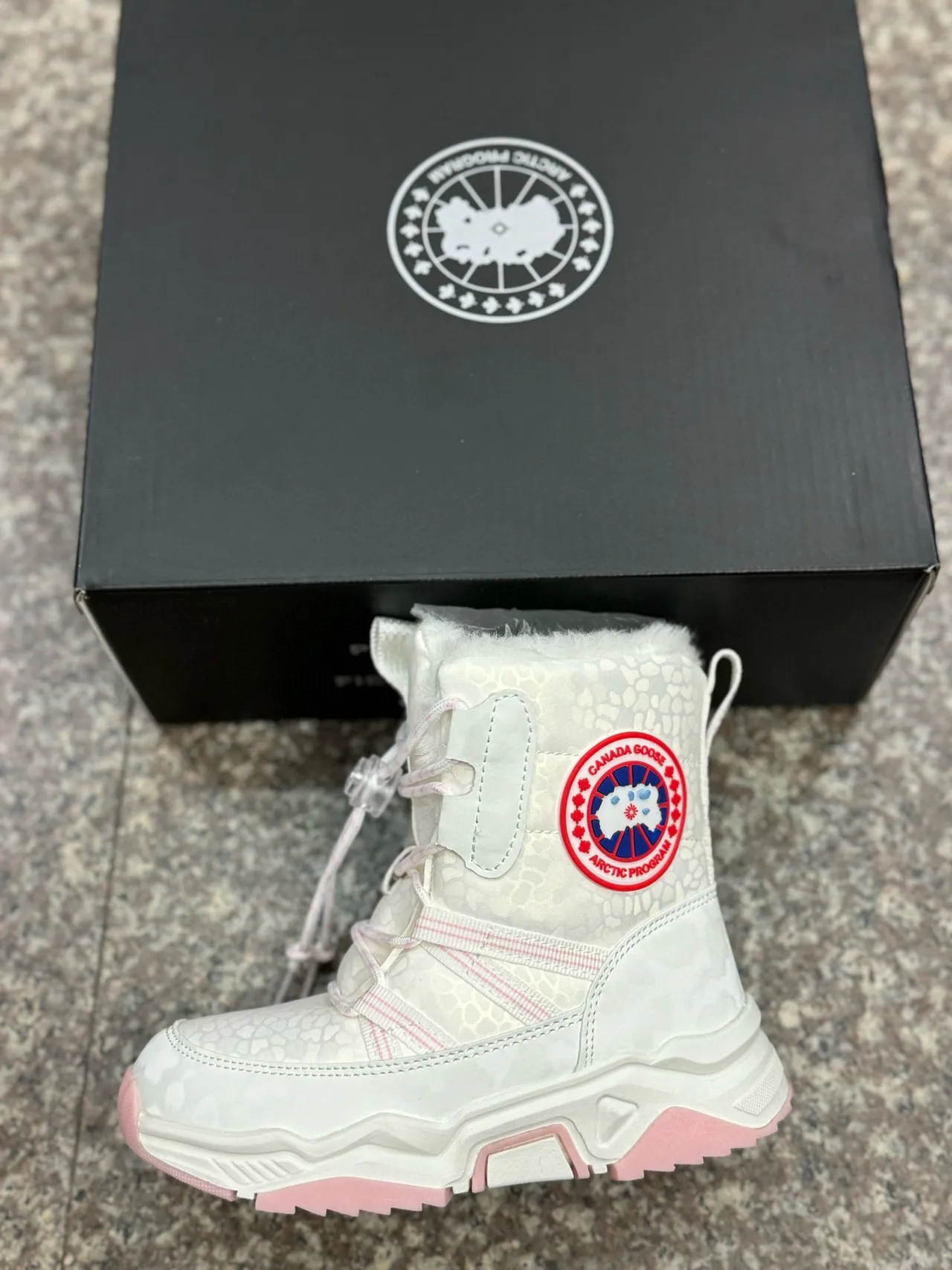 Canada Goose Arctic Program लियोपर्ड प्रिंट काला बच्चों की स्नो बूट्स 18