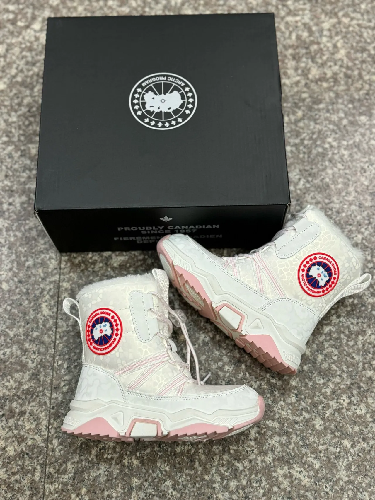 Canada Goose Arctic Program लियोपर्ड प्रिंट काला बच्चों की स्नो बूट्स 20