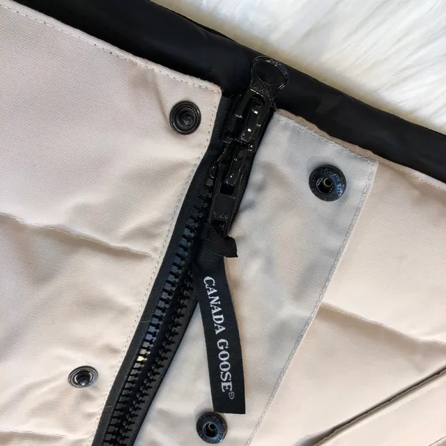 Canada Goose صدرية بنفسجي أسود مبطنة عالية الياقة 10