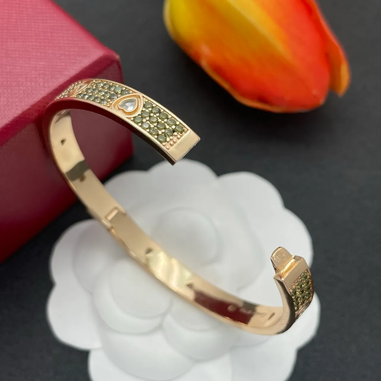 Cartier 金绿镶嵌爱心图案手链 4