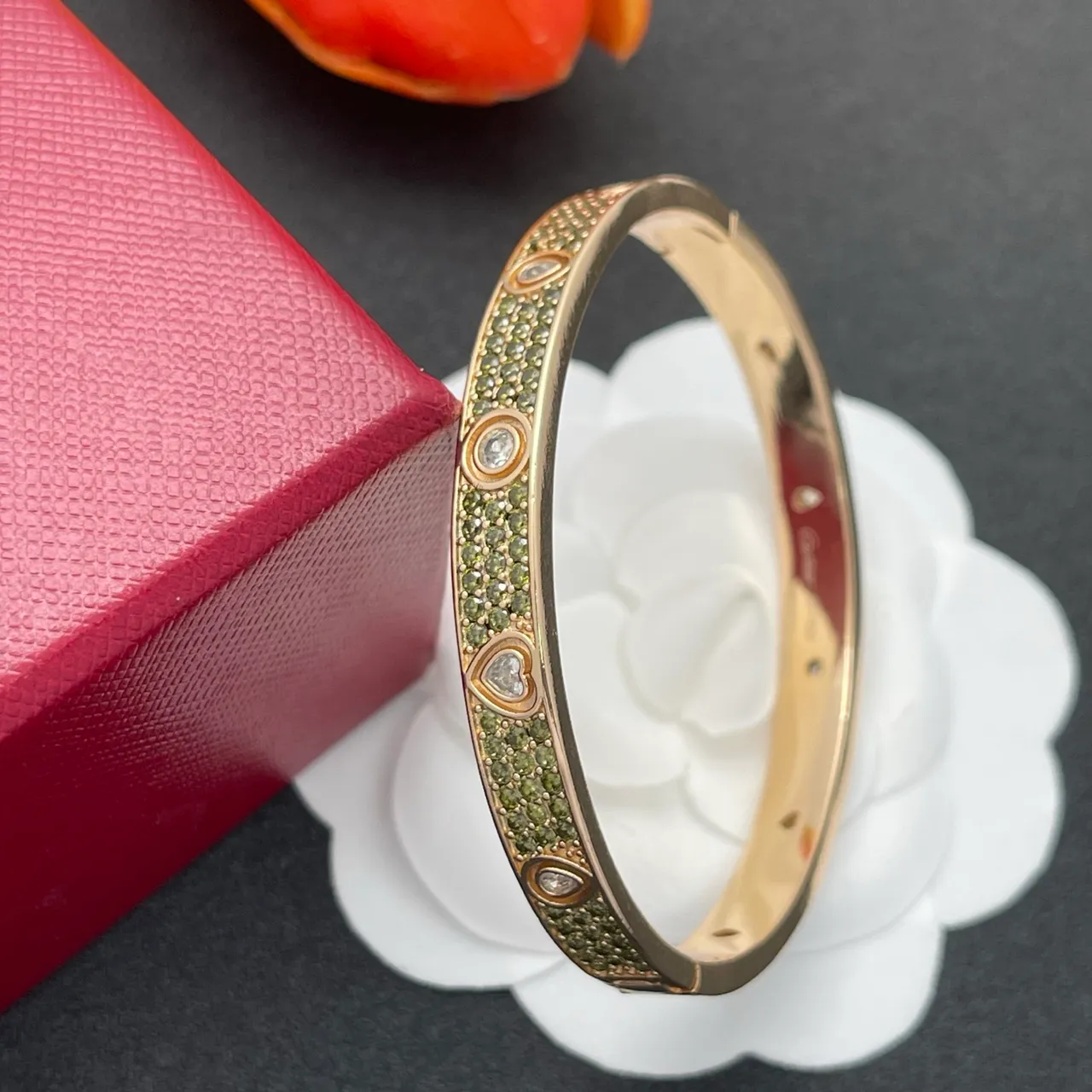 Cartier 金绿镶嵌爱心图案手链 5