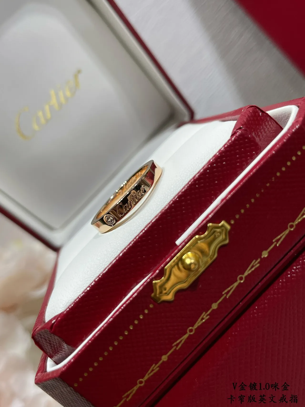 Cartier সোনালি লাল পাতলা ব্যান্ড খোদাই করা ব্র্যান্ডিং রিং 4