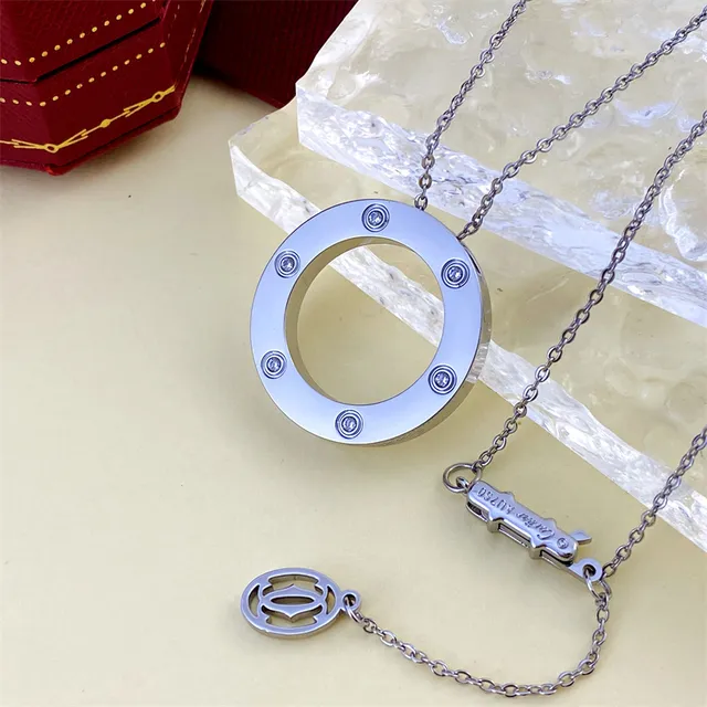 Cartier قلادة ذهبية شفافة مفتوحة الحلقة مع أحجار مثبتة على الحافة 3