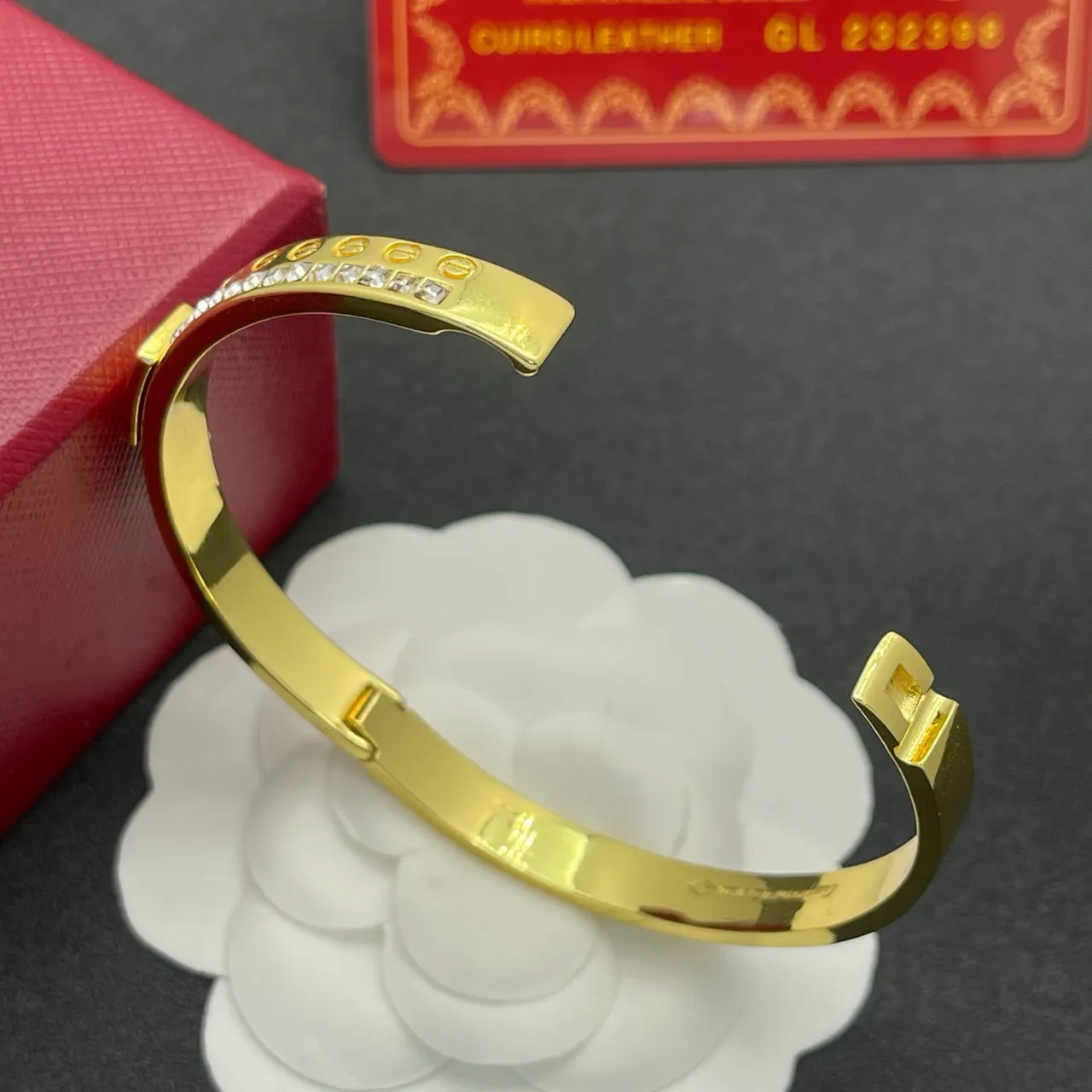 Cartier Juste un Clou सोने की पेव क्रिस्टल कंगन 4