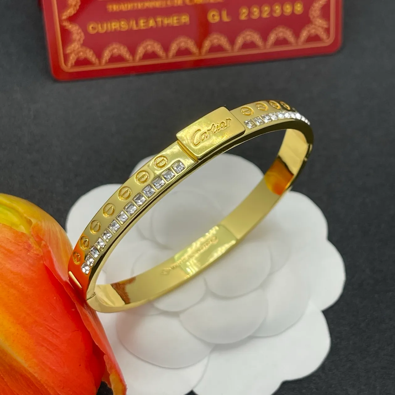 Cartier Juste un Clou सोने की पेव क्रिस्टल कंगन 6