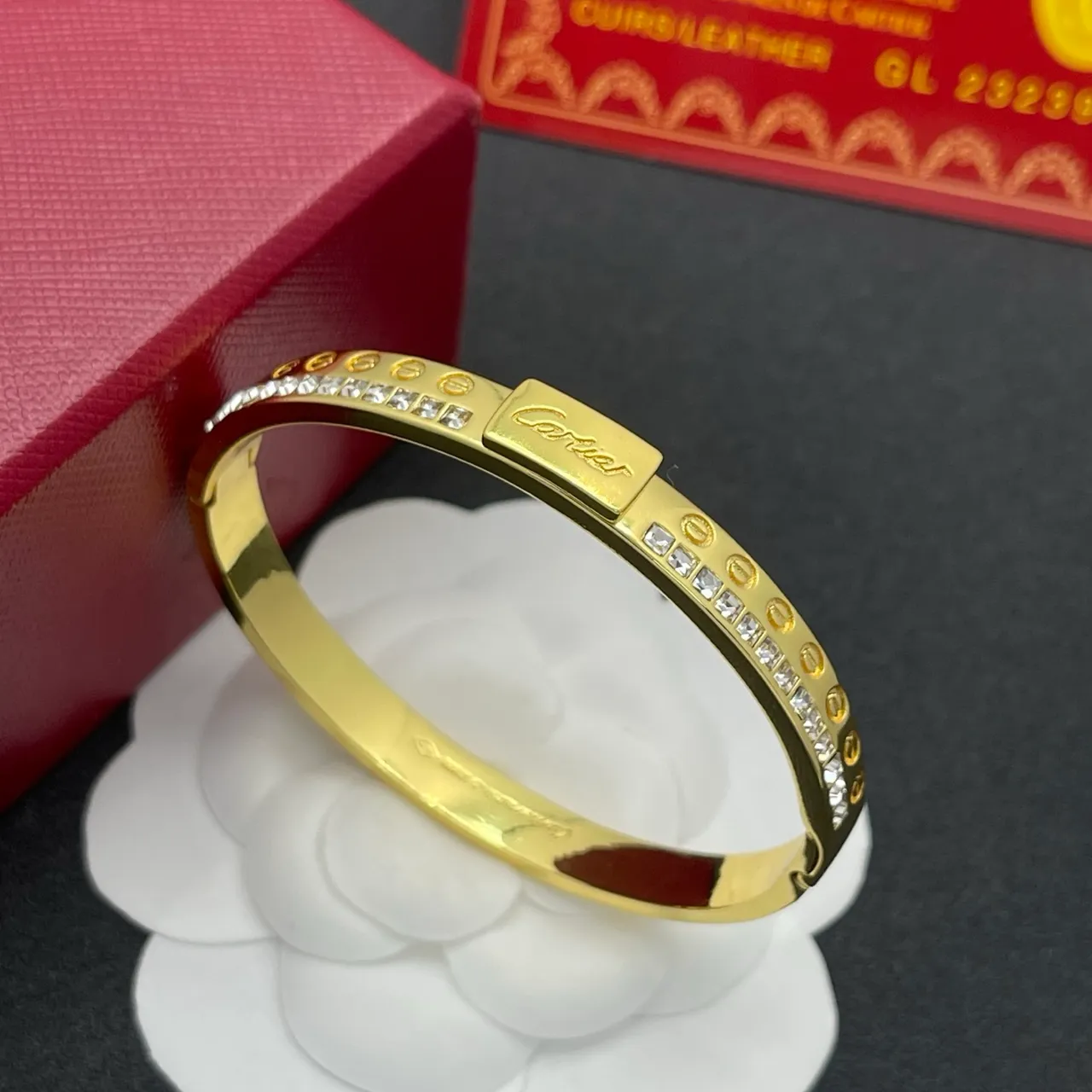 Cartier Juste un Clou सोने की पेव क्रिस्टल कंगन 8