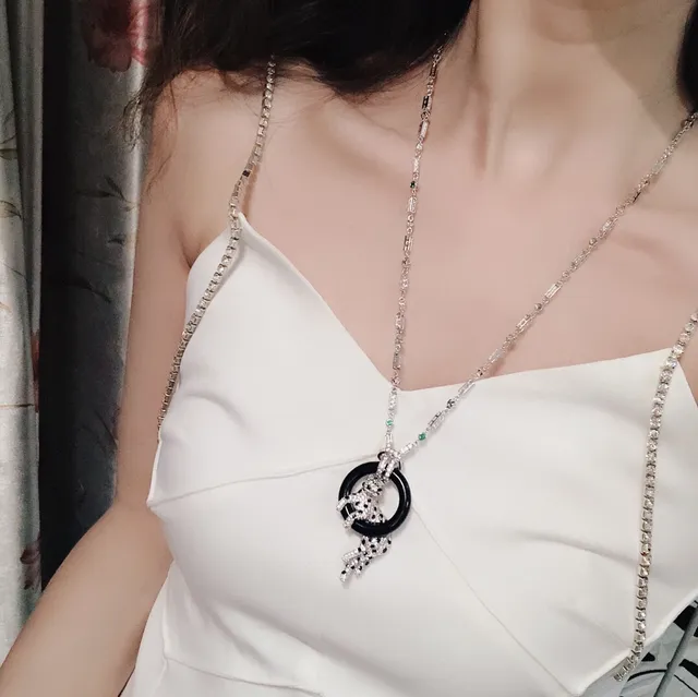 Cartier Panthère 豹子图案 Pavé 钻石 欧娜石 项链 3