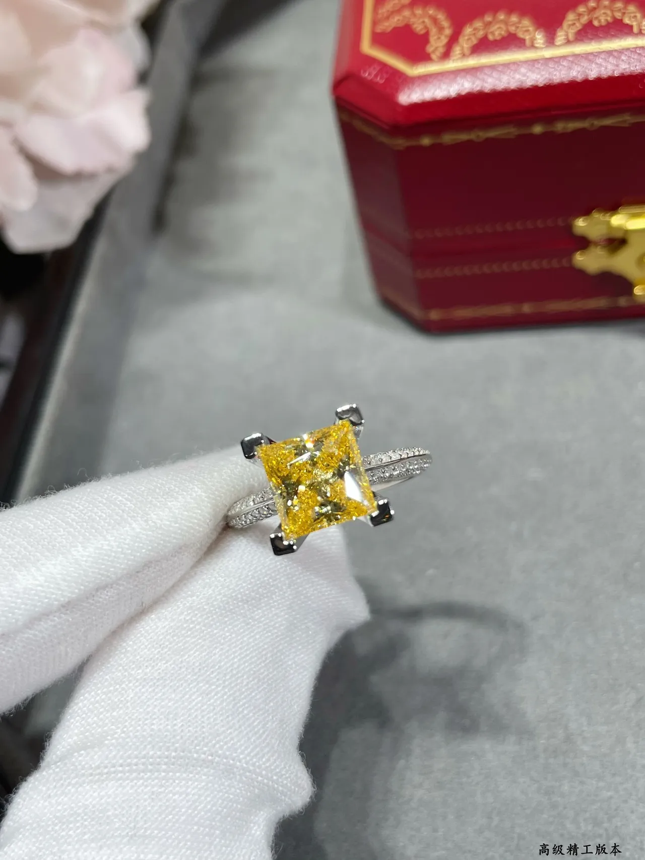 Cartier Anillo de banda con piedra central de corte princesa diamantes Pavé en plata y oro amarillo 2