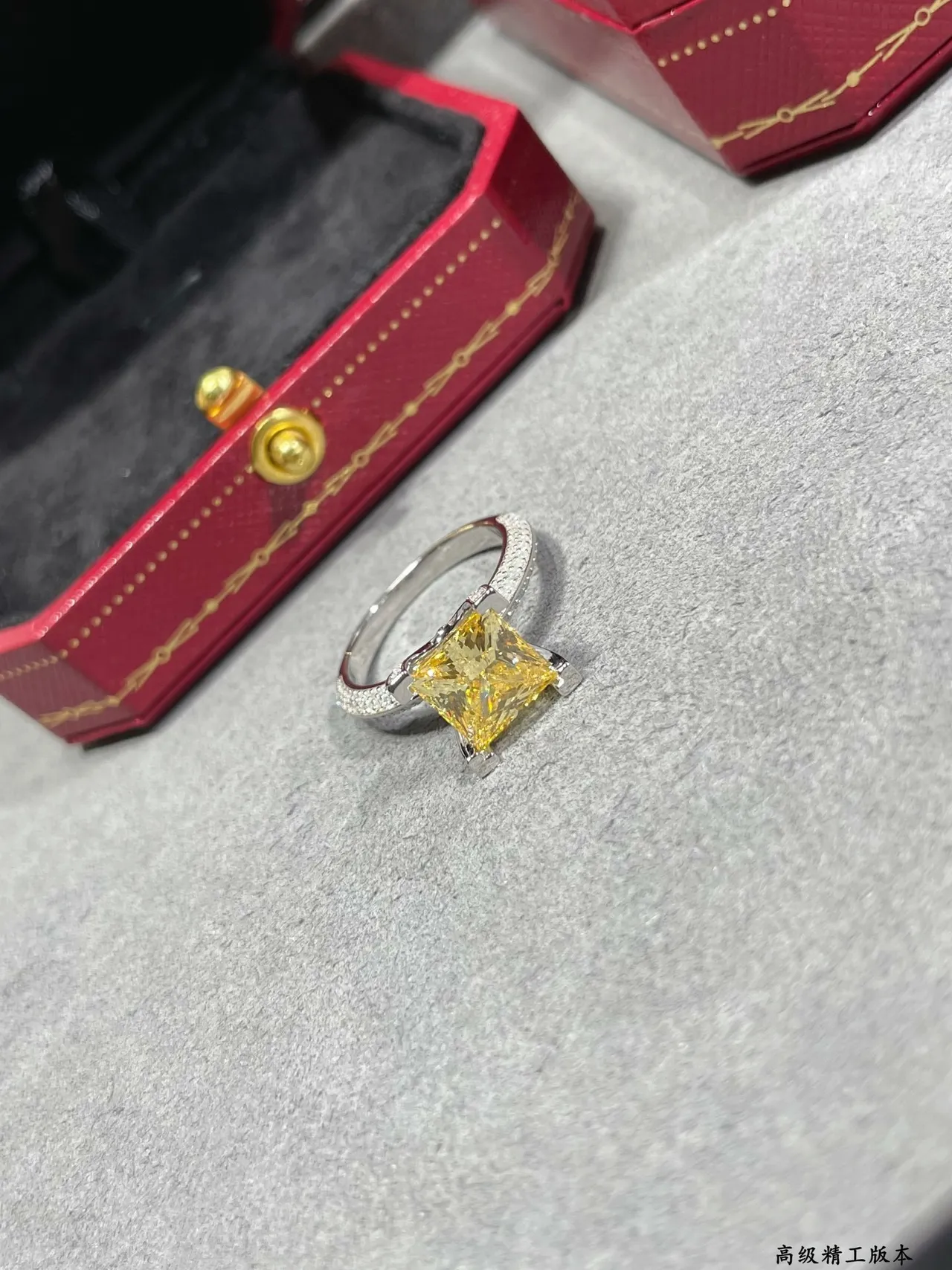 Cartier Anillo de banda con piedra central de corte princesa diamantes Pavé en plata y oro amarillo 3