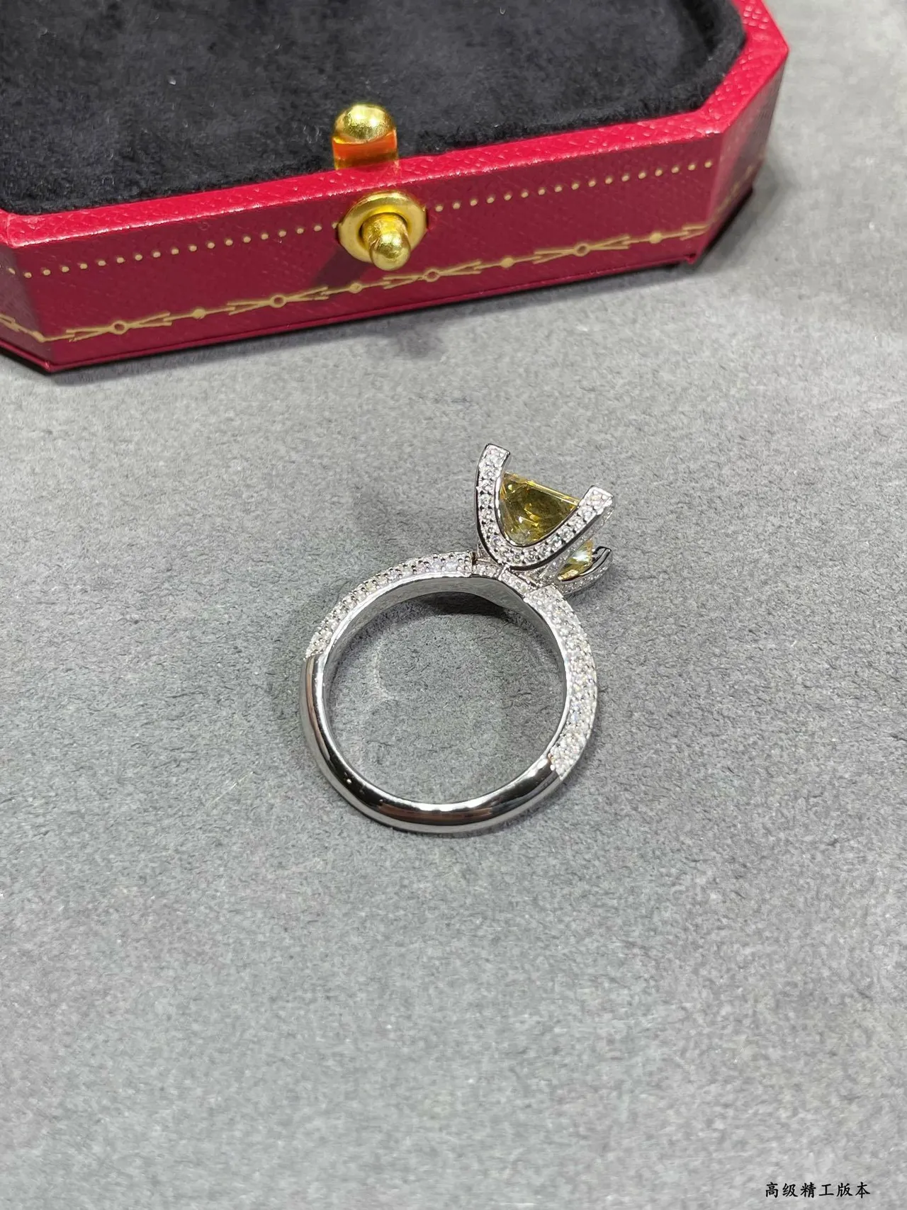 Cartier Anillo de banda con piedra central de corte princesa diamantes Pavé en plata y oro amarillo 5