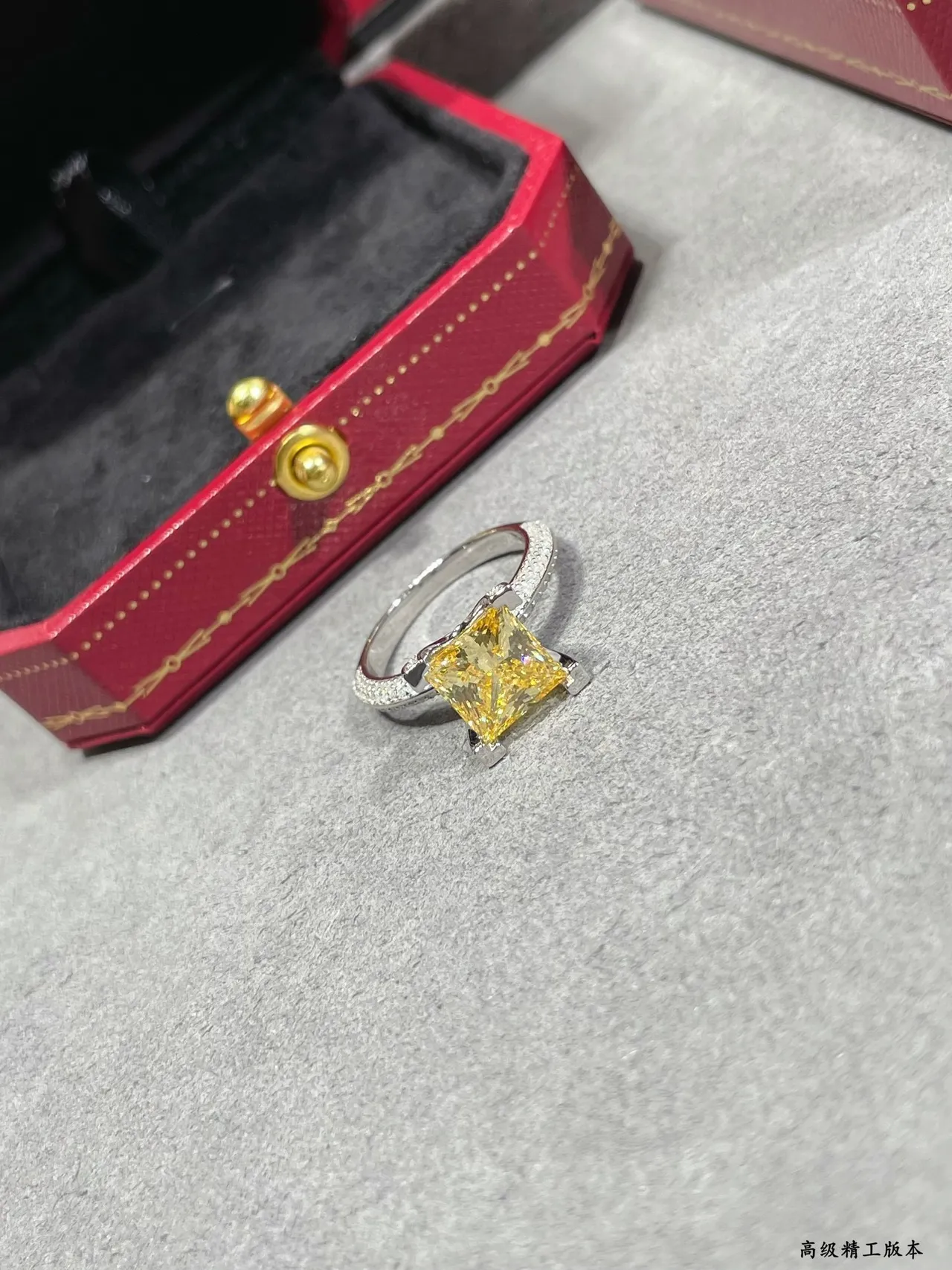 Cartier Anillo de banda con piedra central de corte princesa diamantes Pavé en plata y oro amarillo 6