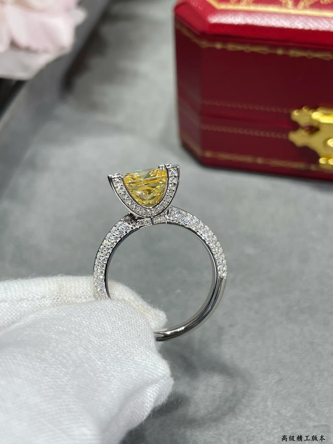 Cartier Anillo de banda con piedra central de corte princesa diamantes Pavé en plata y oro amarillo 7