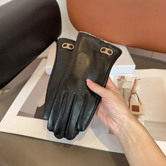 Celine Triomphe 黑白光滑褶皱手腕皮革手套 2