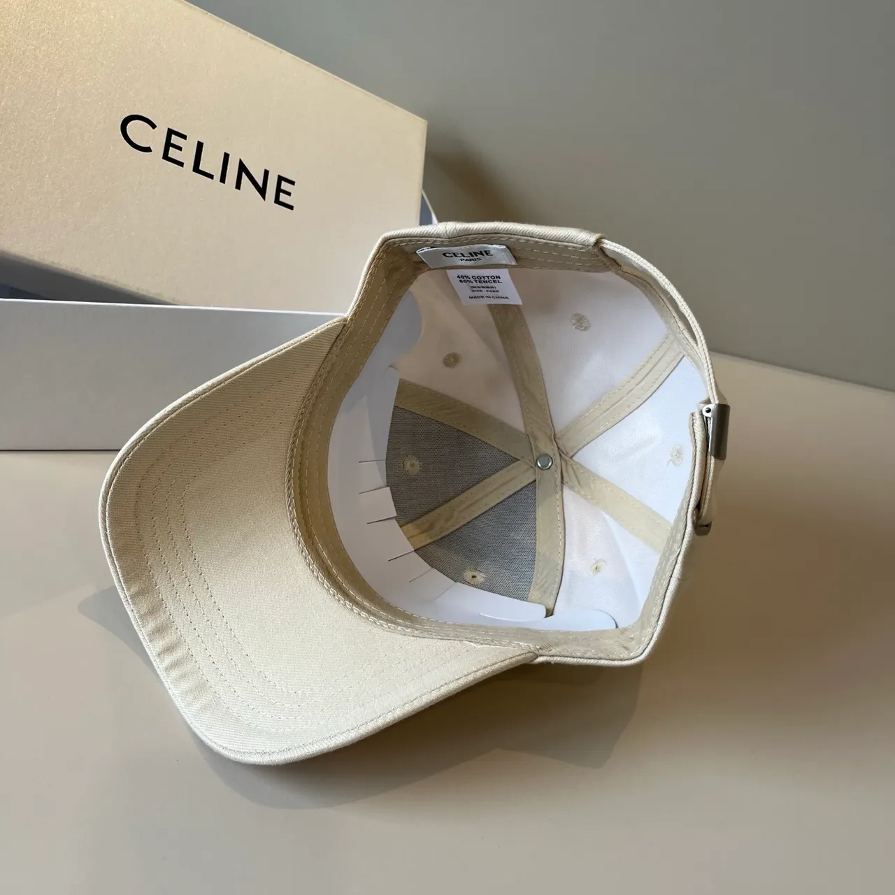 Celine Triomphe Gorra de béisbol bordada off-white 3