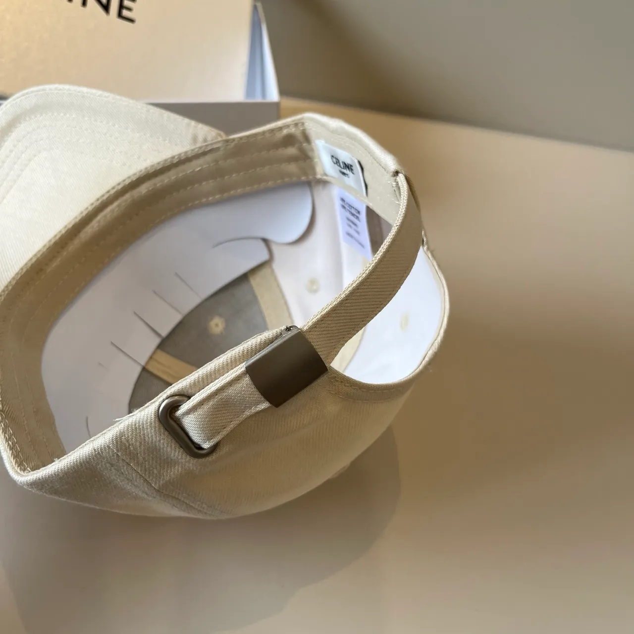 Celine Triomphe Gorra de béisbol bordada off-white 4