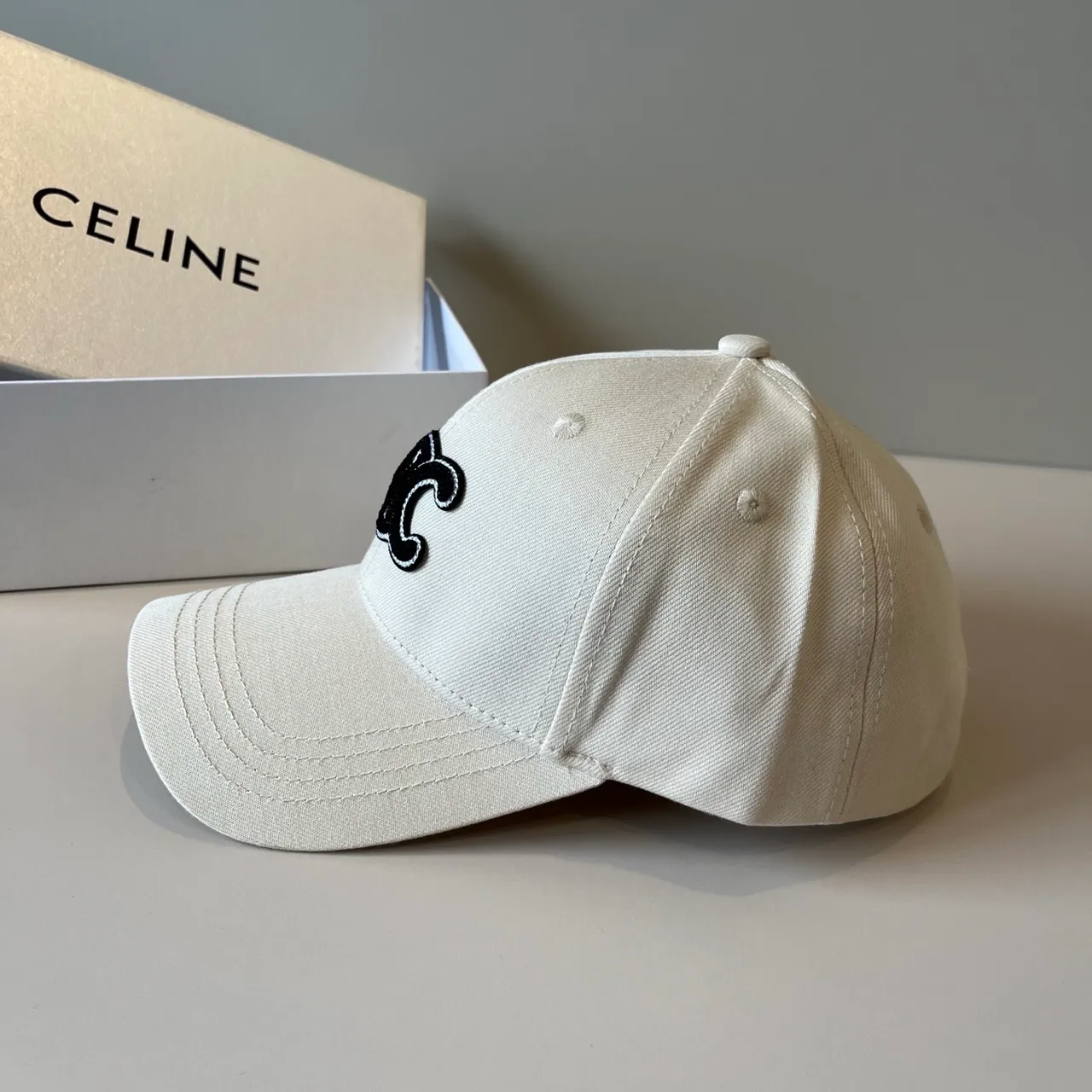 Celine Triomphe Gorra de béisbol bordada off-white 6