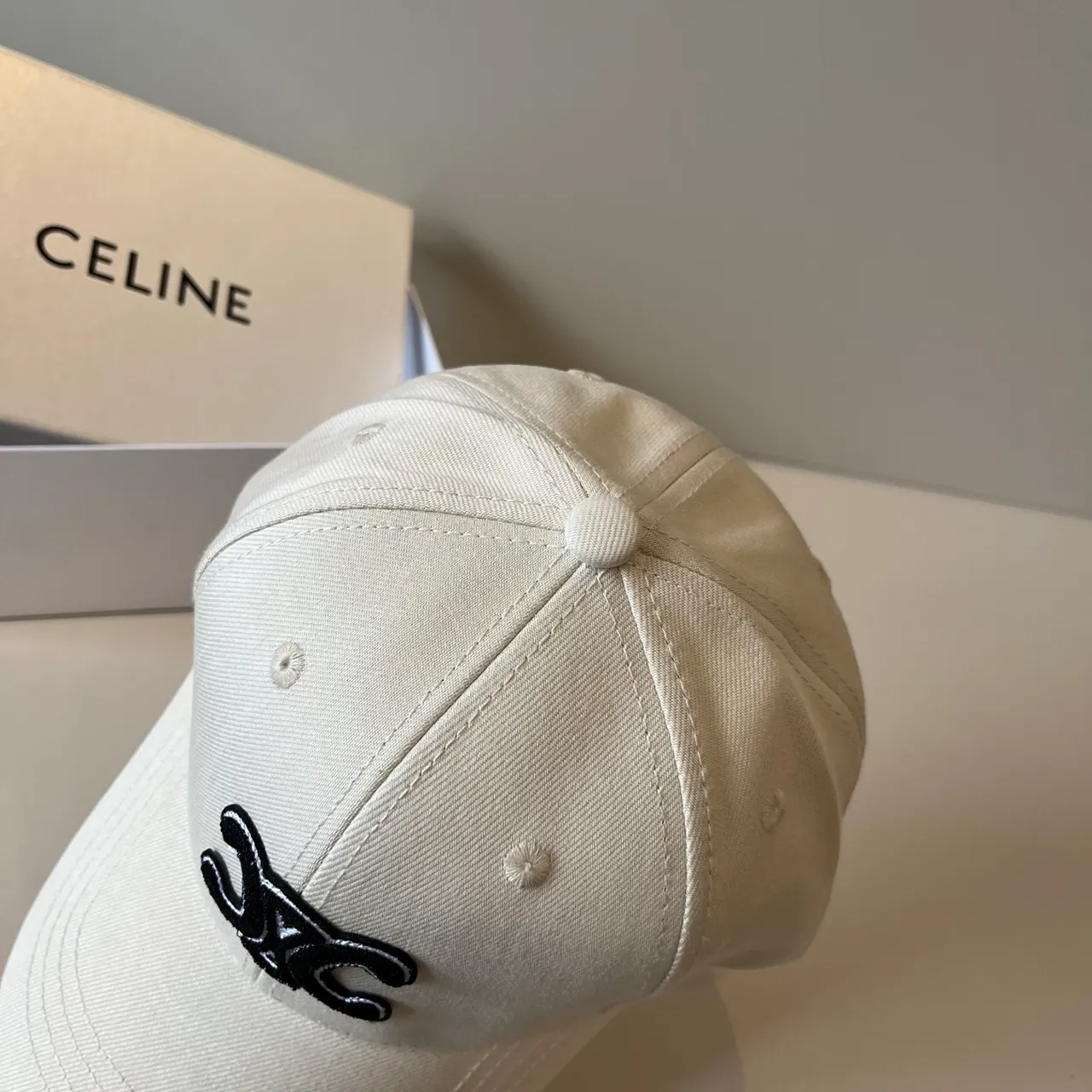 Celine Triomphe Gorra de béisbol bordada off-white 7