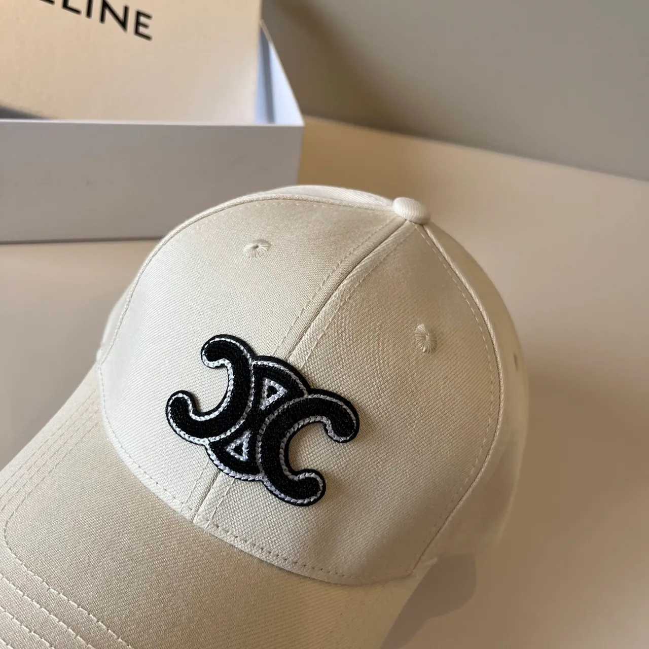 Celine Triomphe Gorra de béisbol bordada off-white 8