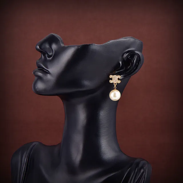 Celine Triomphe Motif Pave Aretes de perlas de tono dorado 2