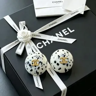 Aretes Chanel Ball Blanco Negro Esférico Resina Speckled