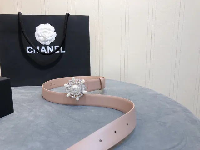 Chanel বেইজ সাদা সংকীর্ণ সজ্জিত রত্নজড়িত ক্যামেলিয়া-স্টাইল বাকল চামড়ার বেল্ট 6