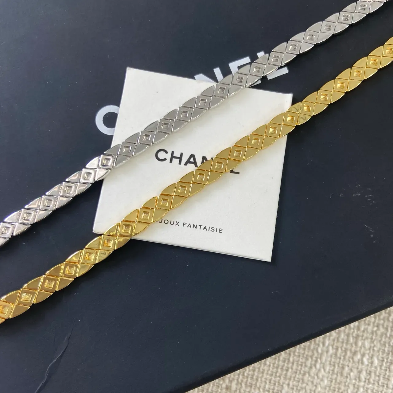 Chanel Bijoux Fantaisie Colar Choker com eslabões de diamante em ouro dourado matelassê 4