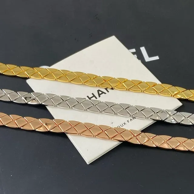 Chanel Bijoux Fantaisie Colar Choker com eslabões de diamante em ouro dourado matelassê 5