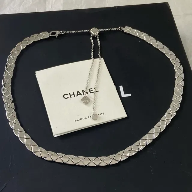 Chanel Bijoux Fantaisie Colar Choker com eslabões de diamante em ouro dourado matelassê 7