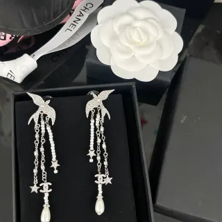 Chanel نقش طائر اللؤلؤ والكريستال أقراط معلقة