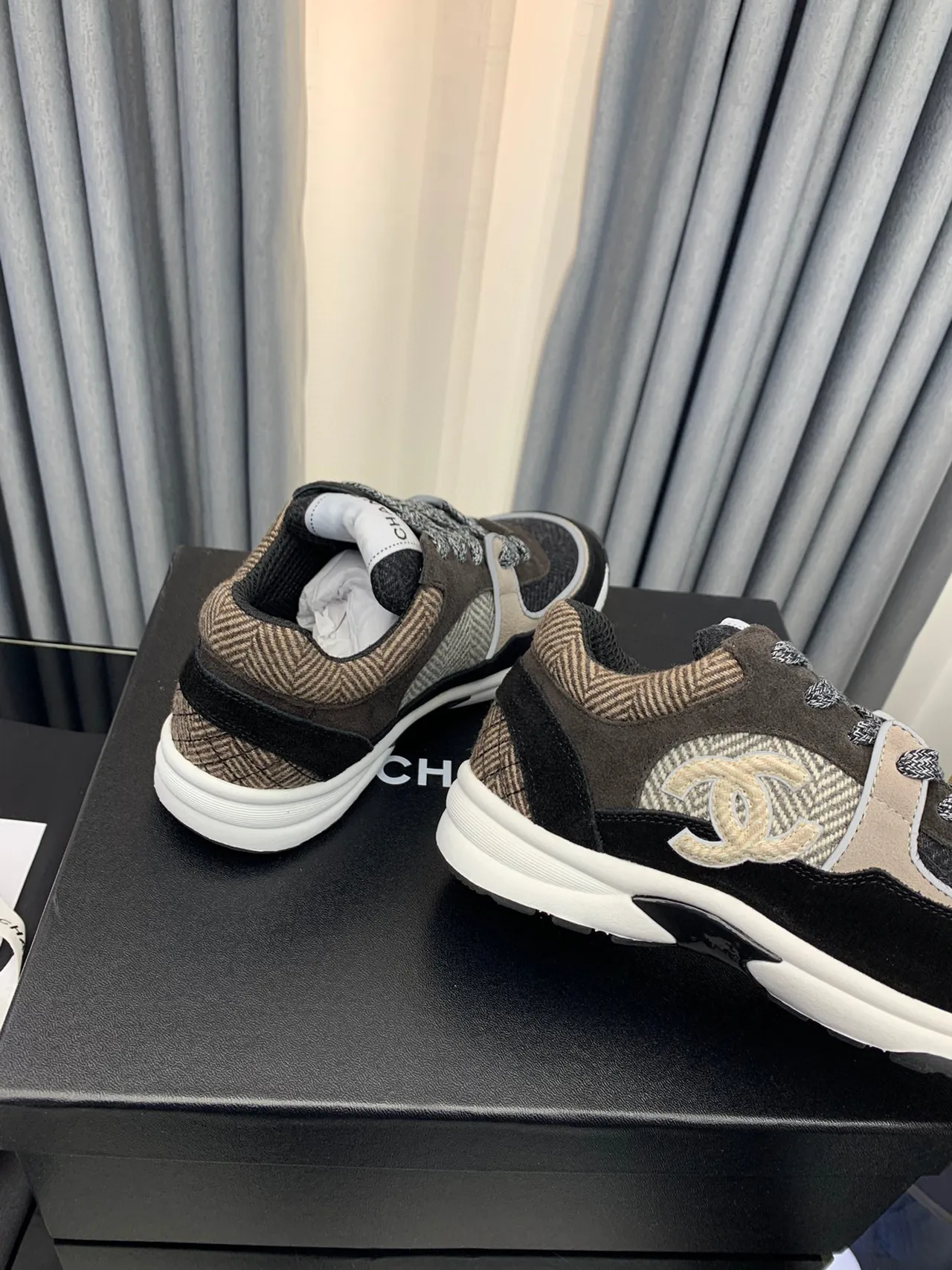 شانيل أحذية سوداء بيج مع طبقة قماش علوية، لوحة نسيج herringbone، chunky sneakers 2