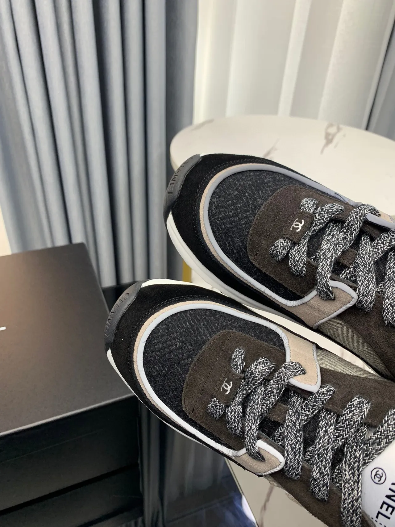 شانيل أحذية سوداء بيج مع طبقة قماش علوية، لوحة نسيج herringbone، chunky sneakers 3