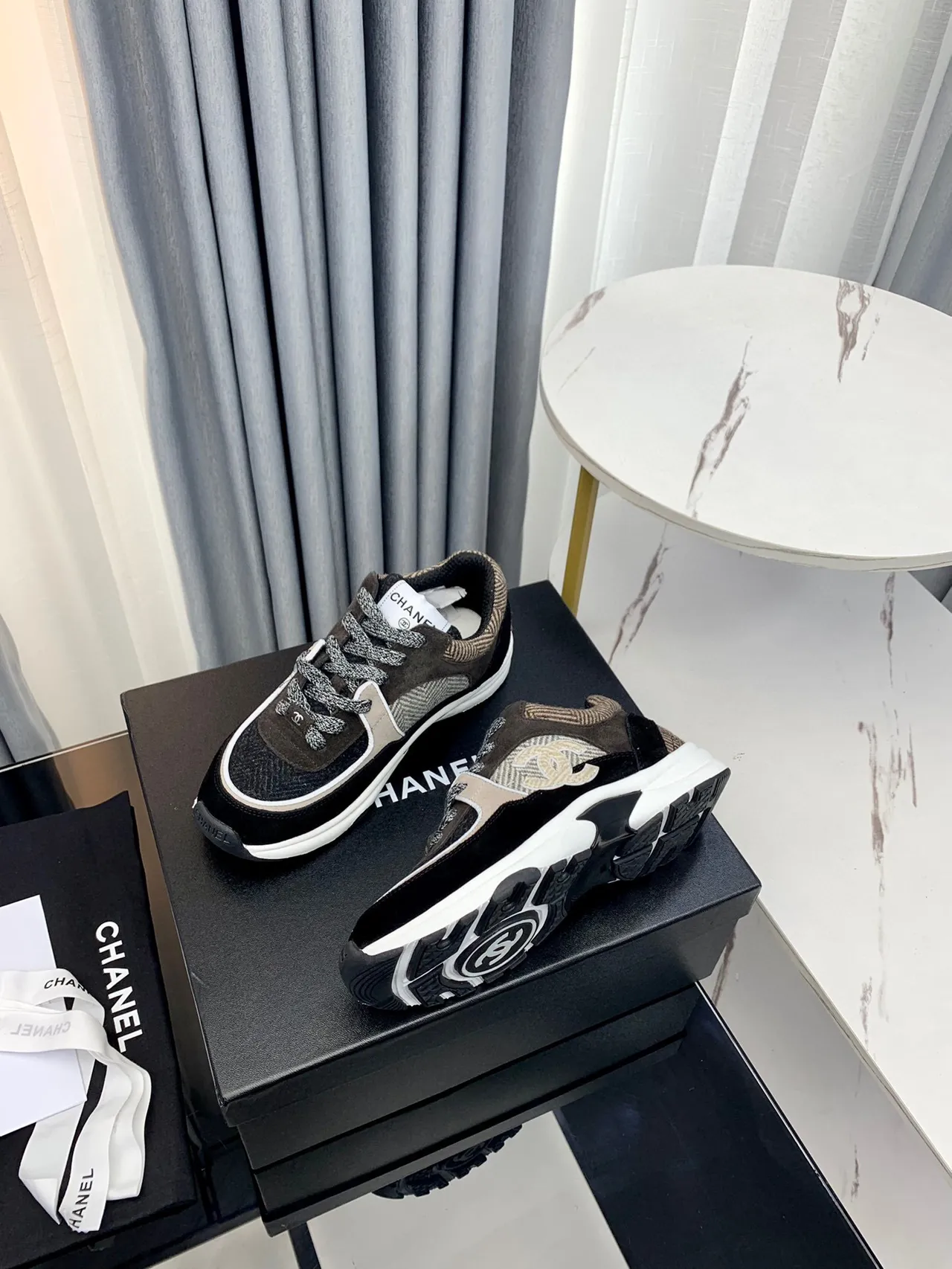 شانيل أحذية سوداء بيج مع طبقة قماش علوية، لوحة نسيج herringbone، chunky sneakers 4