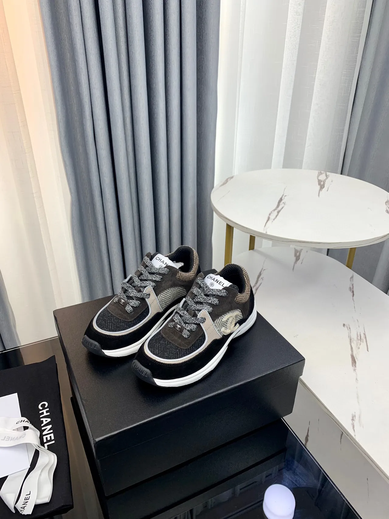 شانيل أحذية سوداء بيج مع طبقة قماش علوية، لوحة نسيج herringbone، chunky sneakers 5